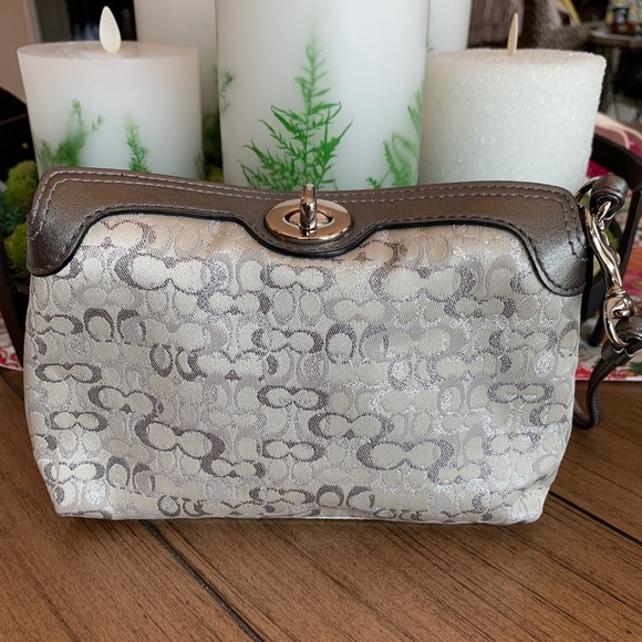 COACH signature collection wristlet. ⭐️NWT⭐️